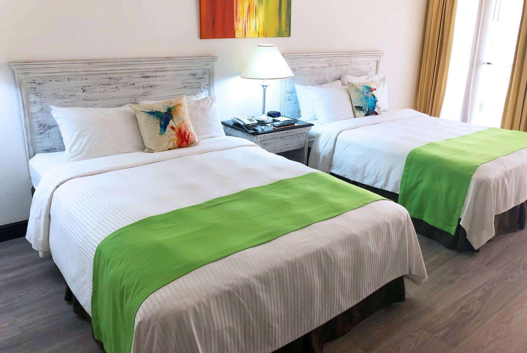 Wyndham San Jose Herradura Bagian luar foto A bed runner